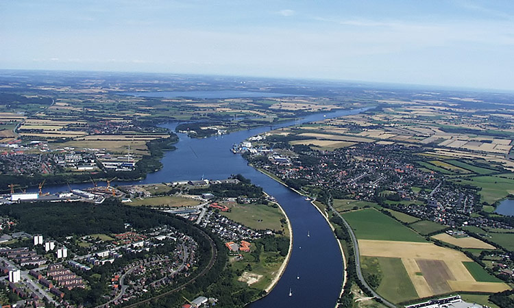 Luftbild vom Nord-Ostsee-Kanal - Höhe Rendsburg in Blickrichtung Kiel